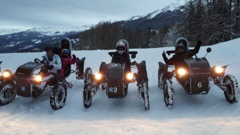 Un couple avec 2 quad selectrique sur neige